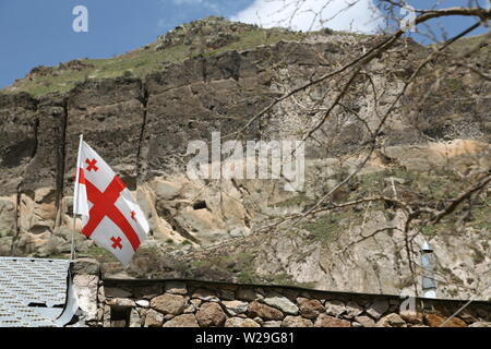 In Georgien Die winkende verschwommen Flagge in den Himmel Stockfoto