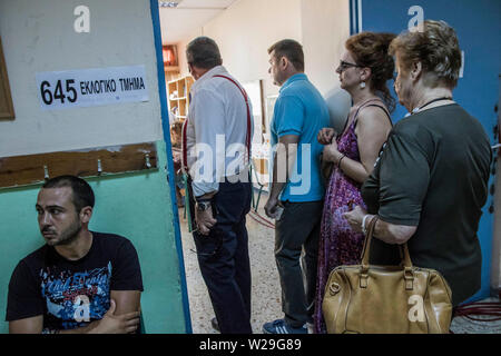 Athen, Griechenland. 7. Juli 2019. (190707) - Athen, Juli 7, 2019 (Xinhua) - die Wähler Line up im Wahllokal in Athen, Griechenland, 7. Juli 2019. Griechische Wähler ihre Stimmzettel casting am Sonntag in den ersten Parlamentswahlen seit dem Land die internationalen Rettungspakete im letzten Jahr verlassen. Die Wahllokale öffnen Bundesweit sind zwischen 7:00 und 19:00 Uhr lokale Zeit (0400-1600 GMT). Über 9,9 Millionen Bürgerinnen und Bürger in 17 Jahren wahlberechtigt sind. Quelle: Xinhua/Alamy leben Nachrichten Stockfoto