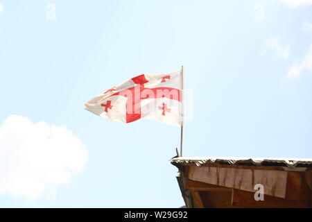 In Georgien Die winkende verschwommen Flagge in den Himmel Stockfoto