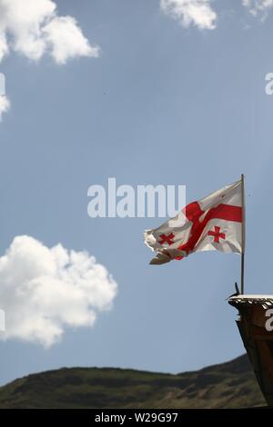 In Georgien Die winkende verschwommen Flagge in den Himmel Stockfoto