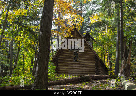 Ländliche der Christlichen Kirche im Wald. Kapelle der Kiefern ist ein Gebäude auf öffentliches Eigentum in Hartwick Pines State Park gehört. Es ist auf die öffentlichen Par Stockfoto