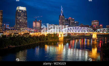 Blick auf die Skyline von Nashville bei Nacht - Nashville, USA - Juni 15, 2019 Stockfoto