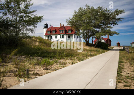 Das Äußere des historischen Point Betsie Lighthouse am Ufer des Lake Michigan in der Nähe von Sleeping Bear Dunes National Lakeshore. Stockfoto