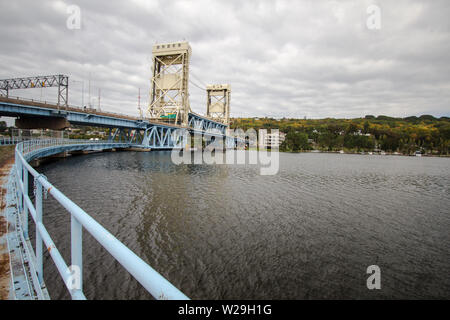 Downtown Houghton Michigan. Panorama der Oberen Halbinsel von Michigan Houghton Hancock mit der Portage See Lift Bridge Stockfoto