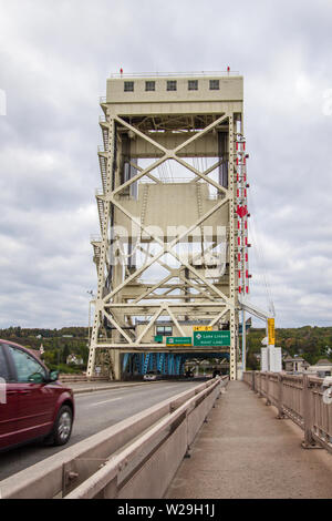 Michigan Road. Der Verkehr auf dem Highway kreuzt den Portage Lake Lift in der Stadt Houghton Michigan auf der Upper Peninsula. Stockfoto