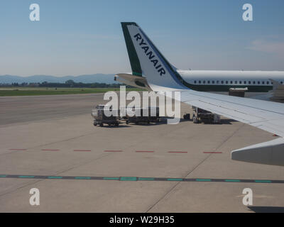 CASELLE, ITALIEN - ca. Juni 2019: Flugzeuge cargo handling Services bei Sandro Pertini Flughafen Turin und Ryanair Flugzeug Stockfoto