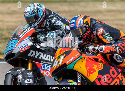 Hohenstein Ernstthal, Deutschland. 07 Juli, 2019. Motorsport / Motorrad Grand Prix von Deutschland, Rennen der Moto2-Klasse auf dem Sachsenring: Die Fahrer Marcel Schrötter (Deutschland, Dynavolt intakt GP Team, l) und Brad Binder (Südafrika, Red Bull KTM Ajo Team) Laufwerk Seite an Seite auf der Strecke. Binder wurde Zweiter vor schrötter. Credit: Robert Michael/dpa-Zentralbild/dpa/Alamy leben Nachrichten Stockfoto