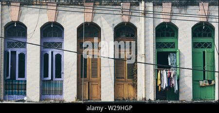 Kolonialstil Balkontüren und Fenster Altstadt in Yangon, Myanmar. Stockfoto
