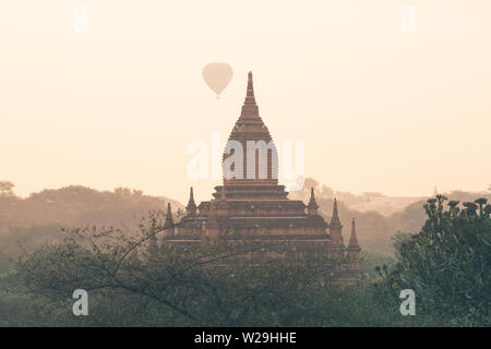 Luftballons fliegen über den Pagoden in Bagan Tempel Komplex in Myanmar. Sunrise golden hour Stockfoto