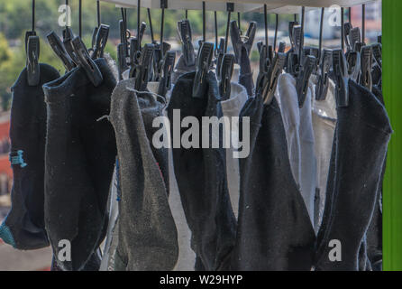 Saubere frische weiße Baumwolle Socken aufhängen und trocknen auf der Wäscheleine Stockfoto