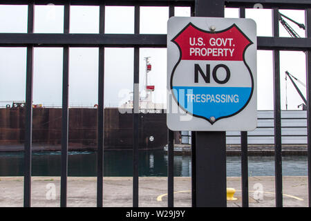 US-Regierung nicht betreten. US-Regierung Schild auf einem Zaun an der Soo Locks in der Oberen Halbinsel von Michigan mit einem großen Seen. Stockfoto