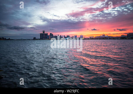 Skyline von Detroit, Michigan. Panoramablick auf die Skyline von Downtown Detroit Michigan bei Sonnenuntergang wie aus Belle Isle gesehen. Stockfoto