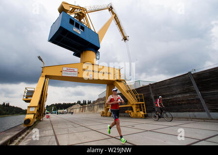 07. Juli 2019, Bayern, Obermässing: Cameron Wurf, triathlet aus Australien, verläuft entlang des Hafens während der laufenden Phase der Datev Challenge Roth. In der 18. Ausgabe des triathlon, Teilnehmer müssen schwimmen 3.8 km, 180 km und 42 km Foto: Daniel Karmann/dpa laufen Stockfoto