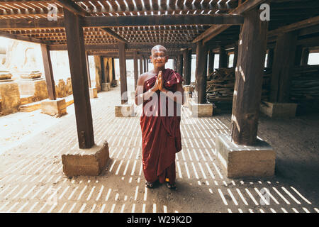 Bagan, Myanmar - März 2019: birmanischen buddhistischen Mönch in einem Kloster beten an einem sonnigen Tag Stockfoto