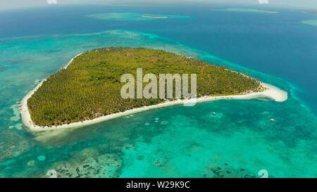 Sandstrand und den tropischen Insel, Atoll mit Korallenriff, Ansicht von oben. Patongong Insel mit Sandstrand. Sommer und Reisen Urlaub Konzept. Stockfoto