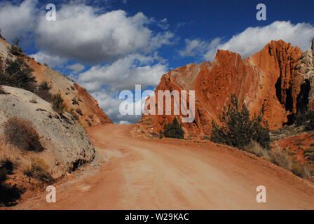 Ein Utah, USA Straßen zurück Reise zum Grosvenor Arch in der Staircase-Escalante National Monument erbrachte diese spektakuläre Landschaft. Stockfoto