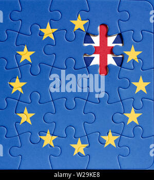 Brexit Puzzle. Fahne der Europäischen Union mit fehlenden Grat Großbritannien star Stockfoto