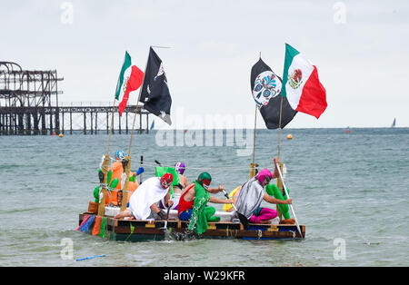 Brighton UK 7. Juli 2019 - die Wettbewerber sich auf hoher See aus Brighton Beach während dieser Jahre Paddeln Rund um die Pier Beach Festival in Brighton. Die jährlichen Paddel Rund um die Pier ist mittlerweile das größte kostenlose Beach Festival in Europa Geld für verschiedene Nächstenliebe einschließlich Surfers gegen Abwasser. Foto: Simon Dack/Alamy leben Nachrichten Stockfoto