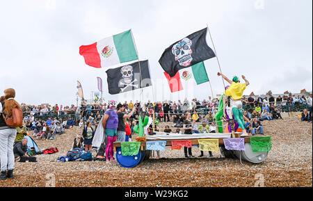 Brighton UK 7. Juli 2019 - Konkurrenten vorbereiten für diese Jahre Paddeln Rund um die Pier Beach Festival in Brighton. Die jährlichen Paddel Rund um die Pier ist mittlerweile das größte kostenlose Beach Festival in Europa Geld für verschiedene Nächstenliebe einschließlich Surfers gegen Abwasser. Foto: Simon Dack/Alamy leben Nachrichten Stockfoto