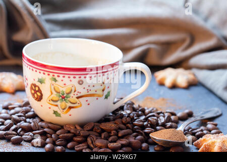 Tasse mit Kaffeebohnen Stockfoto