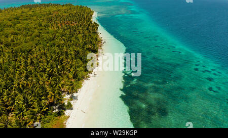 Sandstrand und den tropischen Insel, Atoll mit Korallenriff, Ansicht von oben. Patongong Insel mit Sandstrand. Sommer und Reisen Urlaub Konzept. Stockfoto