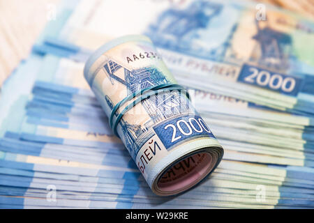 Steuerzahlungen. Viele russische Geld. Wechsel in den Bezeichnungen von zwei Tausend Rubel Stockfoto