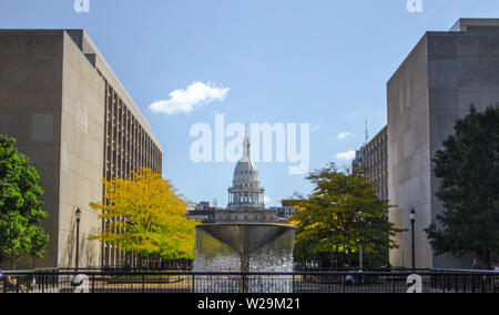 Lansing Michigan Capital Building. Herbst in Downtown Lansing mit einem Brunnen und das Capitol Gebäude im Hintergrund. Stockfoto