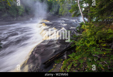 Die rauschenden Wasser der Tahquamenon Fluss von einem Blick auf im unteren Bereich fällt. Paradies, Michigan Stockfoto