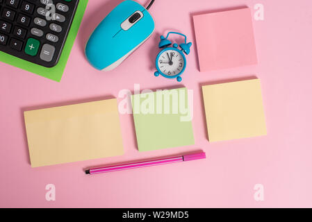 Notizblöcke maus Wecker Taschenrechner blatt Marker farbigen Hintergrund Stockfoto