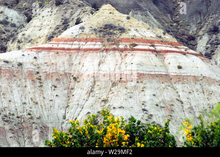 Wunderschöne bunte Berge formen und Gipfeln im Capitol Reef National Park, Utah, USA Stockfoto