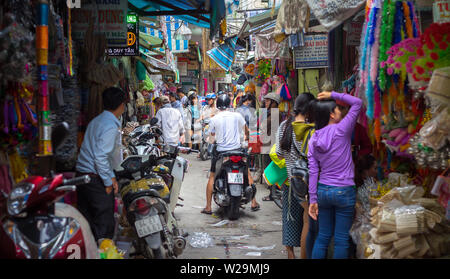 Saigon, Vietnam - Juni 2017: Menschen einkaufen in überfüllten asiatischen Markt, Saigon, Vietnam. Stockfoto