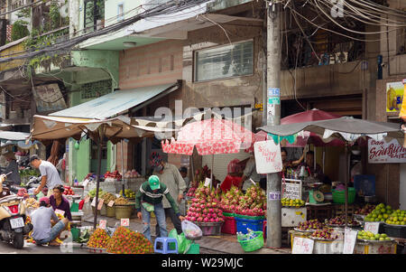 Saigon, Vietnam - Juni 2017: Menschen auf Einkaufsmöglichkeiten an der belebten Straße Markt in Saigon, Vietnam. Stockfoto