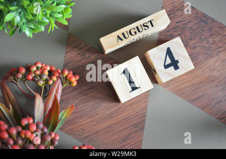 Datum der Monat August. Diamond Holz Tisch für den Hintergrund. Stockfoto