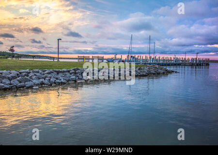 Segeln Sonnenuntergang Himmel Hintergrund.. Michigan Marina entlang der Großen Seen Küste mit einem wunderschönen Sonnenuntergang Himmel. Stockfoto