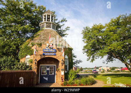 Holland, Michigan, USA - 18. September 2018: Street View der niederländischen Stil Cottage und Shops auf Nelis Dutch Village. Stockfoto