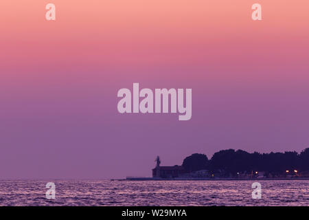 Puntamika Leuchtturm bei Sonnenuntergang in Zadar, Dalmatien, Kroatien Stockfoto