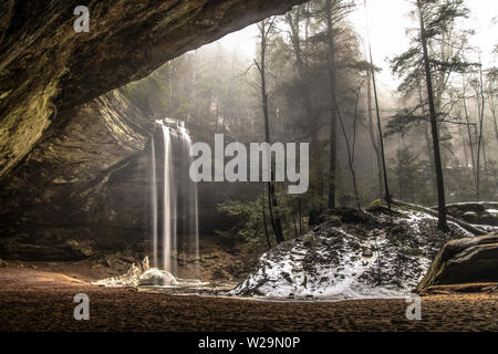 Naturlandschaft In Ohio. Der Frühling kommt zum Hocking Hills State Park, während der Schnee zu schmelzen beginnt. Stockfoto