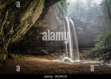 Naturlandschaft In Ohio. Der Frühling kommt zum Hocking Hills State Park, während der Schnee zu schmelzen beginnt. Stockfoto