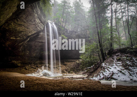 Naturlandschaft In Ohio. Der Frühling kommt zum Hocking Hills State Park, während der Schnee zu schmelzen beginnt. Stockfoto
