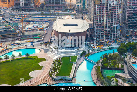 Dubai, Vereinigte Arabische Emirate - Juli 5, 2019: Dubai Oper und modernen Umgebung Draufsicht bei Sonnenuntergang Stockfoto