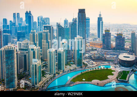 Dubai, Vereinigte Arabische Emirate - Juli 5, 2019: Dubai Downtown Skyline und der Burj Khalifa See Draufsicht bei Sonnenuntergang Stockfoto