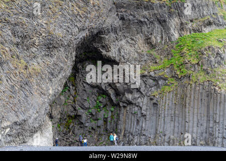 Sechseckigen Basaltsäulen auf reynisfjara Black Sand Beach, im südlichen Island. Stockfoto