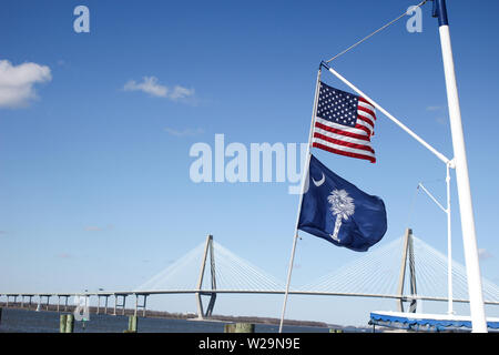 Die ravenel Bridge mit der South Carolina und die amerikanische Flagge in den Vordergrund. Charleston, South Carolina. Stockfoto