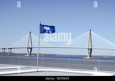 Die ravenel Bridge mit der South Carolina Flagge im Vordergrund. Charleston, South Carolina. Stockfoto