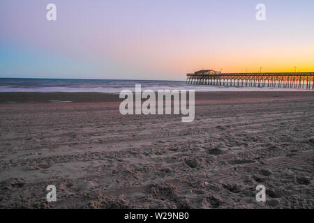 Myrtle Beach State Park Pier, ragt in den Atlantik mit einem Sonnenuntergang Himmel Hintergrund. Myrtle Beach, South Carolina. Stockfoto