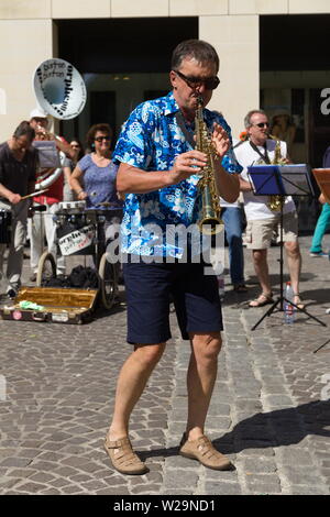 Musiker spielen im Freien auf der Fête de la Musique (Tag der Musik), Rouen, Normandie, Frankreich Stockfoto