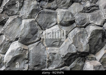 Sechseckigen Basaltsäulen auf reynisfjara Black Sand Beach, im südlichen Island. Stockfoto