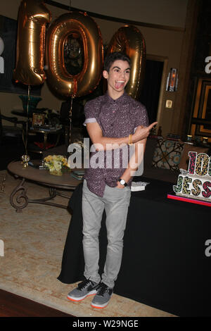 *** Foto *** SCHAUSPIELER CAMERON BOYCE HAT VERSTARB IM ALTER VON 20 JAHREN ANGEBLICH ALS ERGEBNIS EINER BESCHLAGNAHME. LOS ANGELES, Ca - 14. Februar: Cameron Boyce im Bild als Disney Channel's 'Jessie' feiert die 100. Episode bei Hollywood Center Studios in Los Angeles, Kalifornien am 14. Februar 2015. Quelle: David Edwards/MediaPunch Credit: MediaPunch Inc/Alamy Live News Credit: MediaPunch Inc/Alamy leben Nachrichten Stockfoto