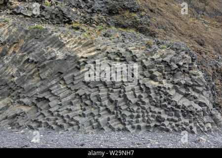 Sechseckigen Basaltsäulen auf reynisfjara Black Sand Beach, im südlichen Island. Stockfoto