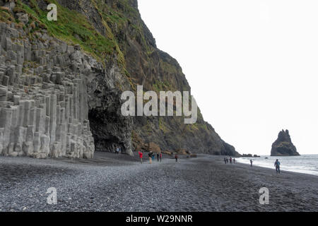 Blick auf Strand in Richtung der sechseckigen Basaltsäulen auf reynisfjara Black Sand Beach, im südlichen Island. Stockfoto